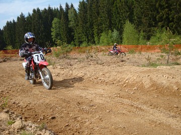 Eigens für Kinder angelegte Motocross-Strecke ...